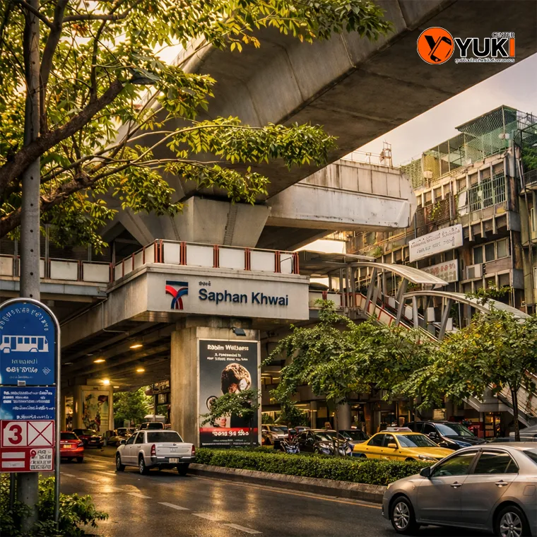 สถานี BTS สะพานควาย บริเวณทางลงใกล้ร้านซ่อมโทรศัพท์มือถือ Yuki Center สะพานควาย เดินทางสะดวก ใจกลางเมือง