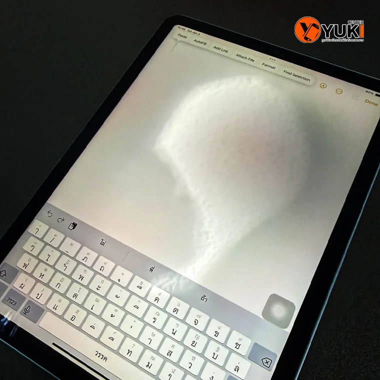 ภาพหน้าจอ iPad Air 4 จอด่างขาวจากแบคไลท์เสีย เนื่องจากความชื้นหรือน้ำซึม แสดงอาการด่างขาวชัดบนพื้นหลังสีอ่อน ตรวจเช็กและซ่อมได้ที่ Yuki Center