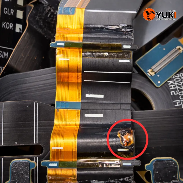 สายแพร Samsung Fold ไหม้จากไฟเกิน สาเหตุจอไม่ติด