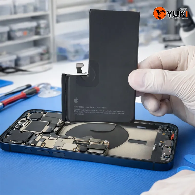 ช่างกำลังเปลี่ยนแบต iPhone ในห้องซ่อมสะอาด ด้วยอุปกรณ์มาตรฐาน โดย Yuki Center