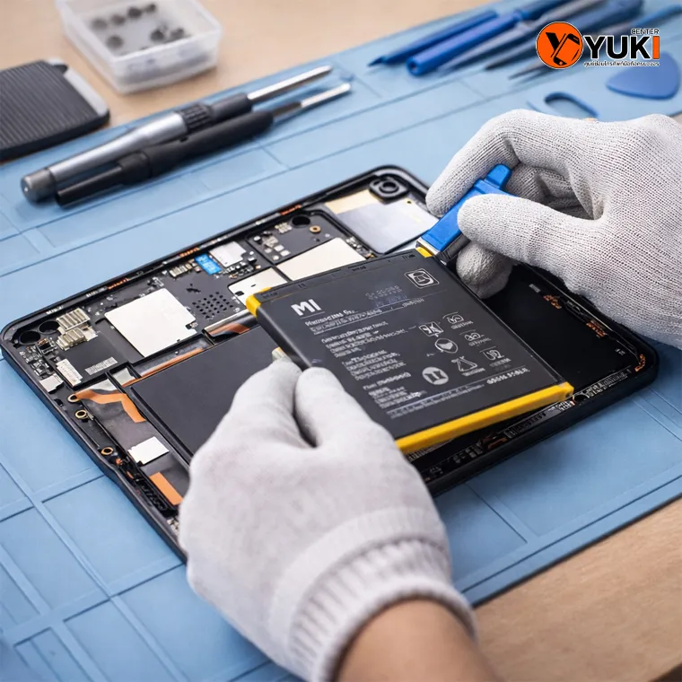 ช่างกำลังเปลี่ยนแบต Xiaomi Pad บนโต๊ะซ่อมมาตรฐาน แบตเตอรี่แท้ MI ถูกถอดและติดตั้งอย่างระมัดระวัง เหมาะสำหรับบริการเปลี่ยนแบต Xiaomi Pad ปี 2026