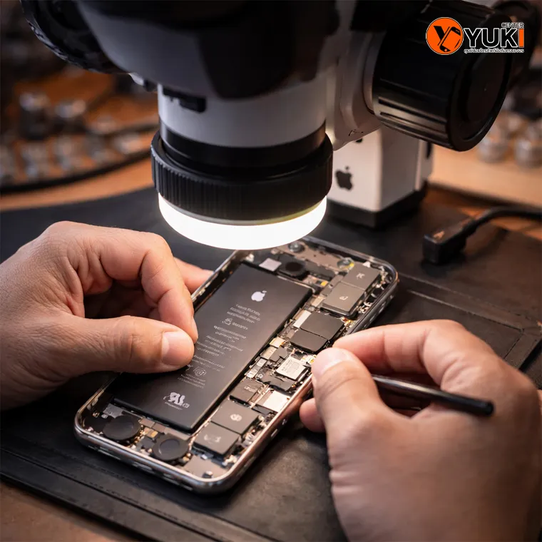 ช่างกำลังซ่อม iPhone ใต้กล้อง Microscope แบบ close-up ซ่อมเมนบอร์ดอย่างละเอียด