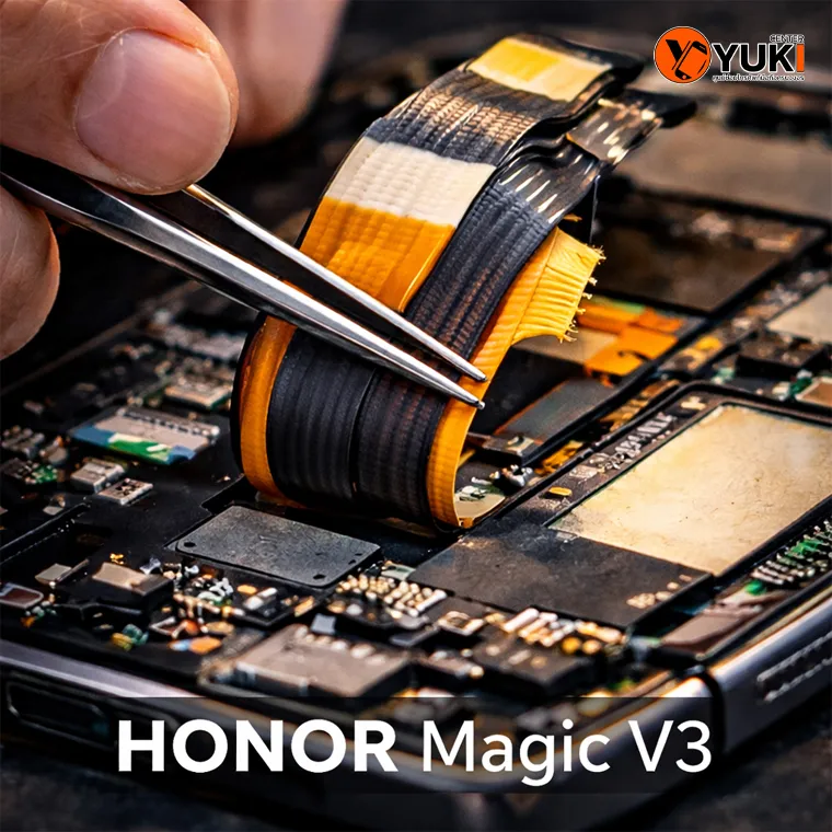 สายแพรหน้าจอ Honor Magic V3 บนเมนบอร์ดมือถือขณะช่างกำลังซ่อม ตรวจสอบสายแพรภายในเครื่องอย่างละเอียด