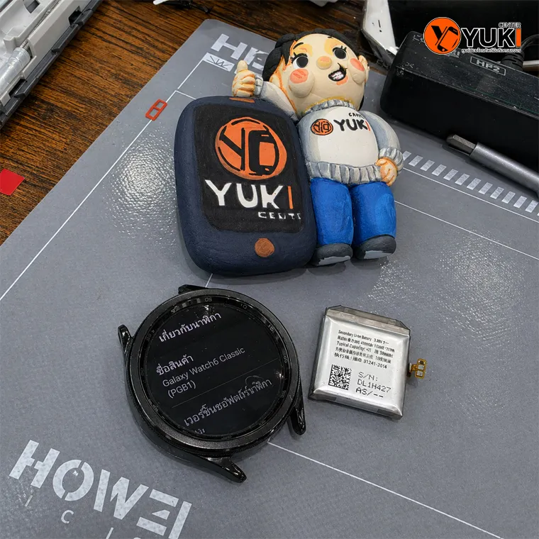 เปลี่ยนแบต Samsung Galaxy Watch S6 47mm พร้อมแบตเตอรี่ใหม่ โดยช่างผู้เชี่ยวชาญในร้านซ่อม Yuki Center