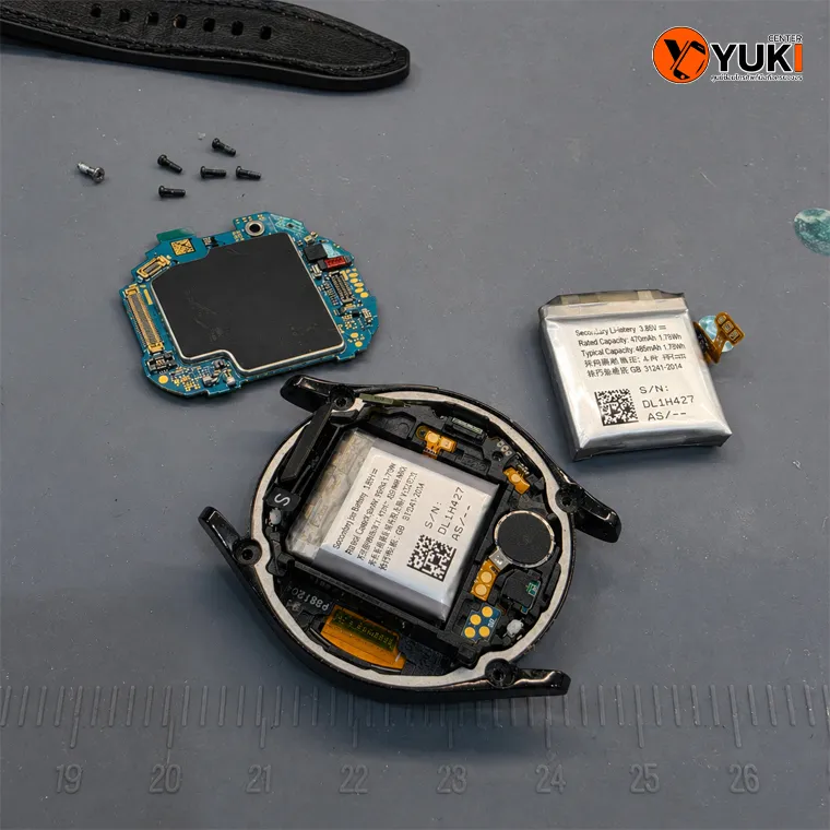 ภาพแกะเครื่อง Samsung Galaxy Watch เพื่อเปลี่ยนแบตเตอรี่ใหม่ เห็นเมนบอร์ดและชิ้นส่วนภายในโดยช่างผู้เชี่ยวชาญ Yuki Center