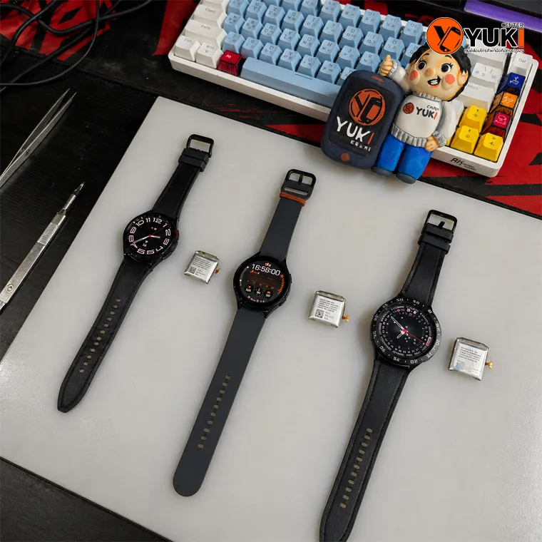 เปลี่ยนแบต Samsung Galaxy Watch ทุกรุ่น พร้อมอะไหล่แบตเตอรี่ใหม่ วางเทียบตัวเรือนในร้านซ่อมมือถือ Yuki Center