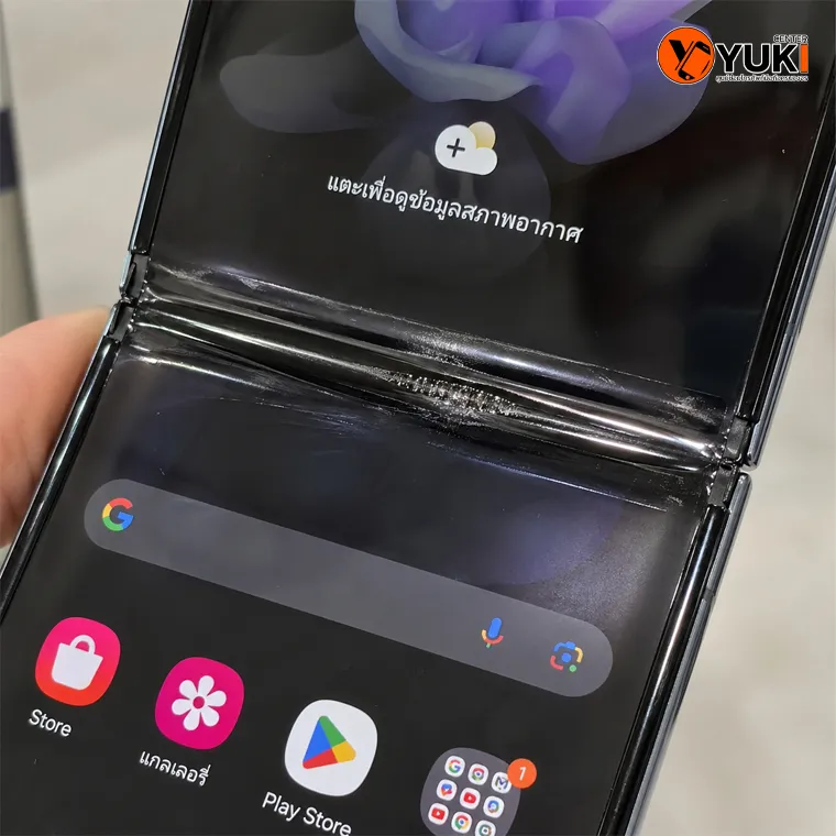 หน้าจอ Samsung Z Flip เป็นรอยพับกลางจอและฟิล์มลอก บริเวณบานพับ มีปัญหาหน้าจอพับเสีย