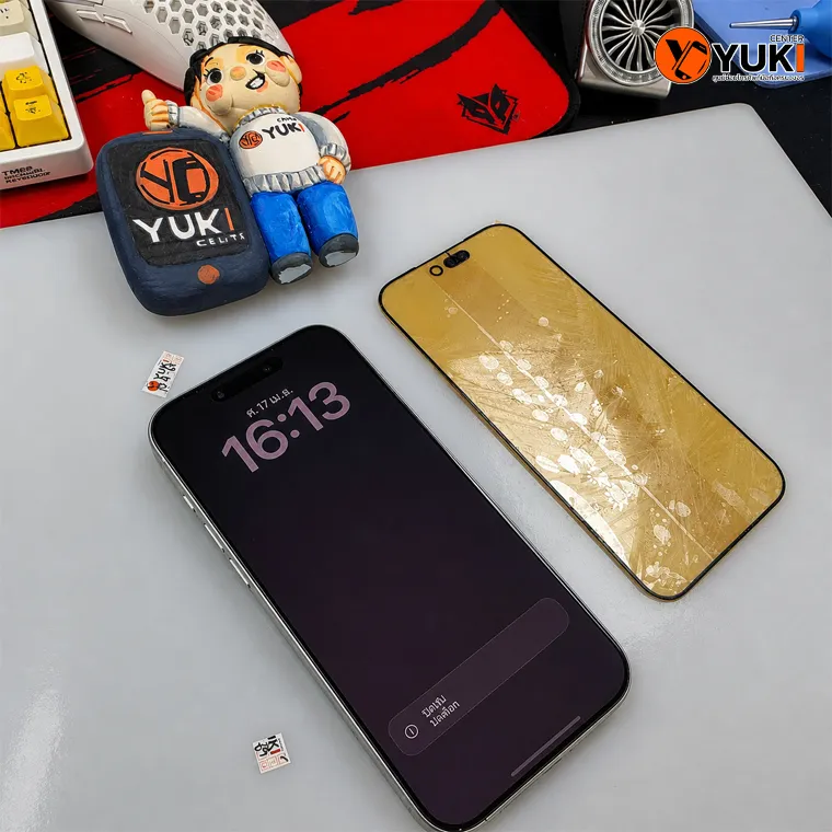 “ลอกกระจก iPhone 15 Pro Max กระจกแตกแต่จอยังใช้ได้ เปลี่ยนเฉพาะกระจก ซ่อมจอ iPhone โดย Yuki Center”