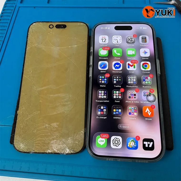 iPhone 15 Pro Max กระจกหน้าจอแตก ก่อนซ่อมลอกกระจก iPhone โดยยังใช้จอ OLED เดิม
