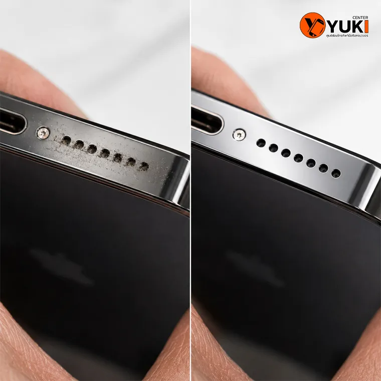 ภาพเปรียบเทียบก่อนและหลังทำความสะอาดตะแกรงลำโพง iPhone แสดงผลลัพธ์การกำจัดฝุ่นและคราบอุดตันที่เป็นสาเหตุของอาการลำโพงเบา เสียงแตก และเสียงหาย